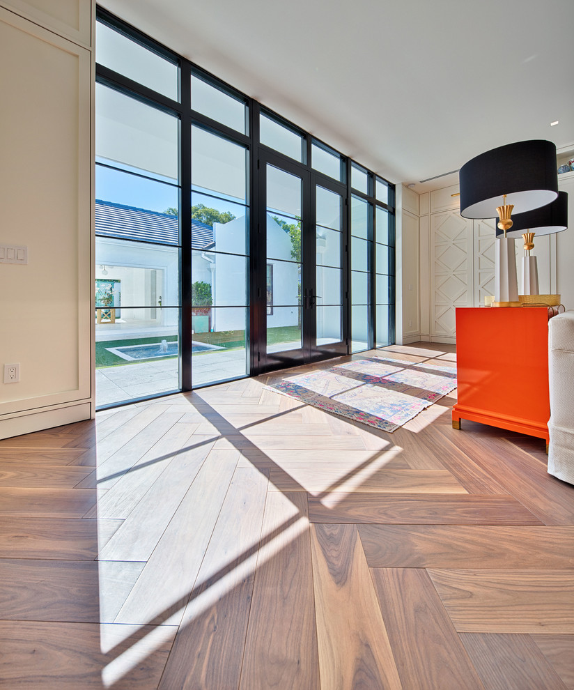 Foto de salón para visitas cerrado contemporáneo de tamaño medio con paredes blancas, suelo de madera en tonos medios y suelo marrón