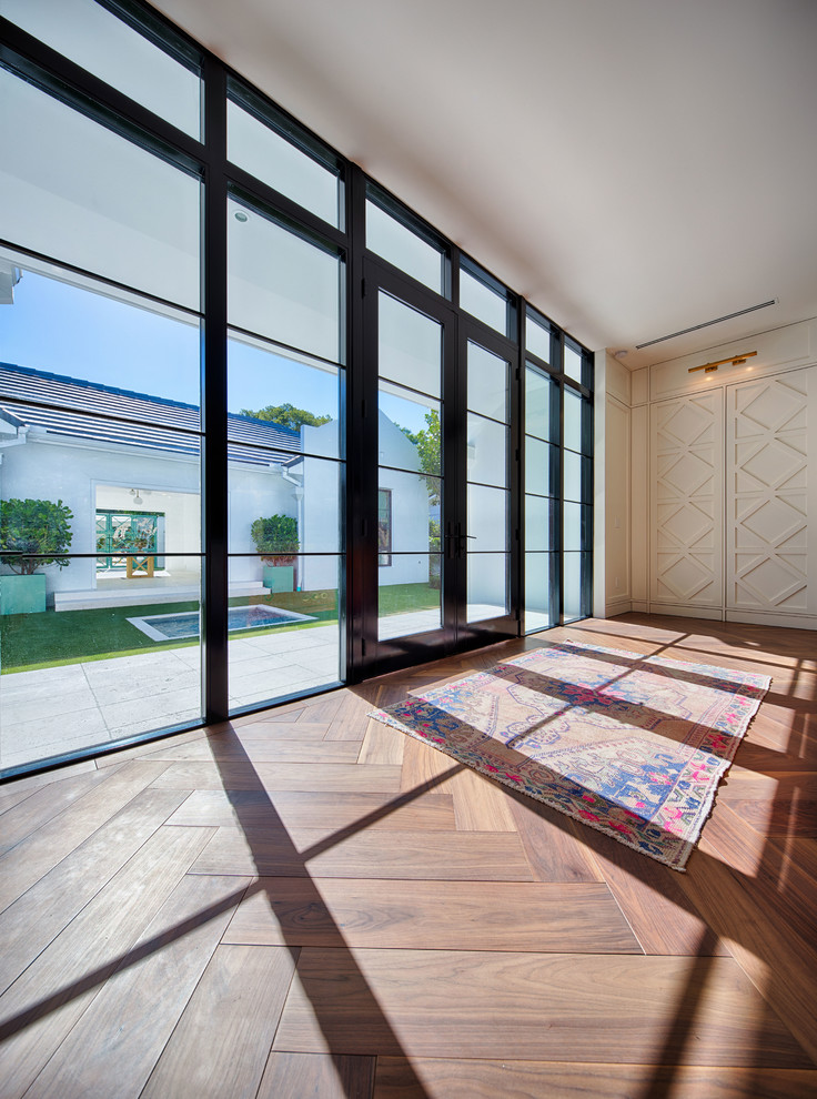 Imagen de salón para visitas cerrado contemporáneo de tamaño medio con paredes blancas, suelo de madera en tonos medios y suelo marrón