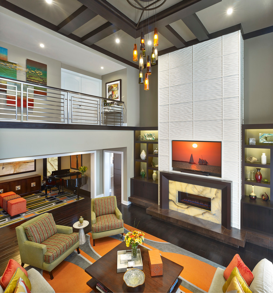 Стильный дизайн: открытая гостиная комната в современном стиле с серыми стенами, темным паркетным полом, горизонтальным камином и фасадом камина из камня - последний тренд