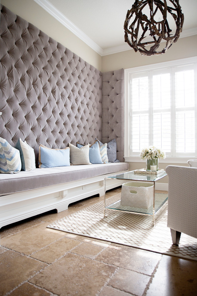 Idée de décoration pour un salon tradition de taille moyenne avec une salle de réception, un mur beige et un sol en calcaire.