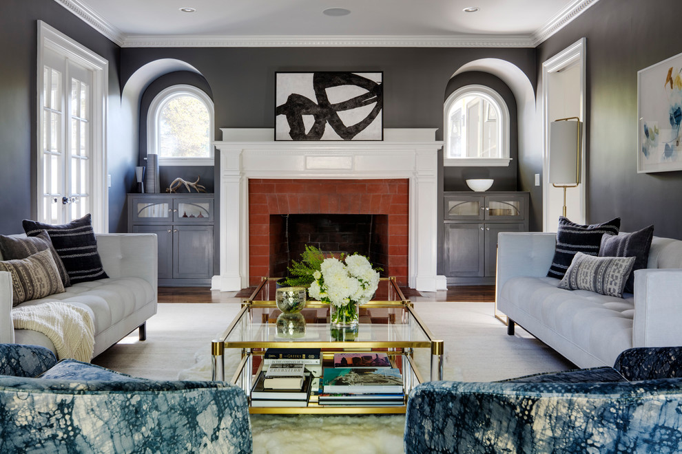 Großes, Repräsentatives, Fernseherloses Klassisches Wohnzimmer mit grauer Wandfarbe, braunem Holzboden, Kamin und Kaminumrandung aus Backstein in Boston
