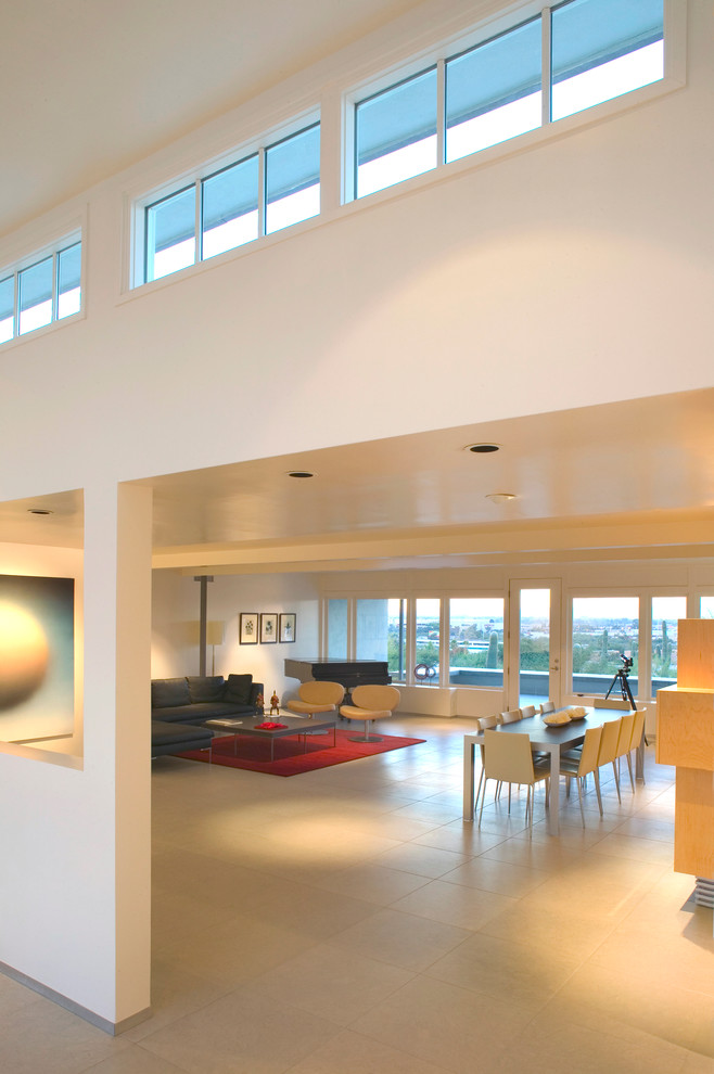 Diseño de salón abierto minimalista con paredes blancas