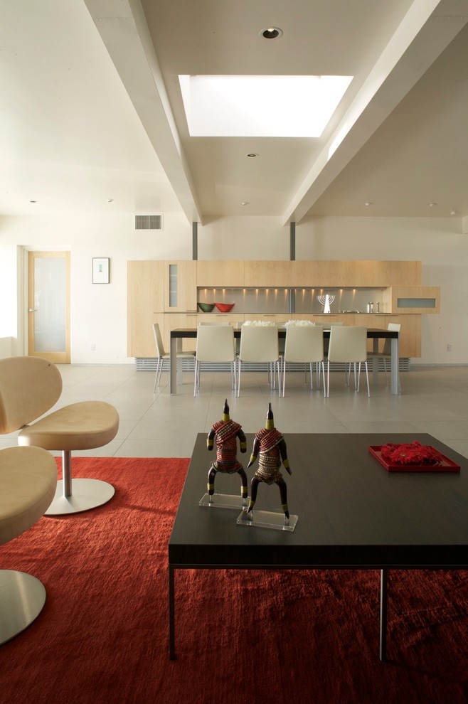 На фото: открытая гостиная комната в стиле модернизм с белыми стенами и полом из известняка с