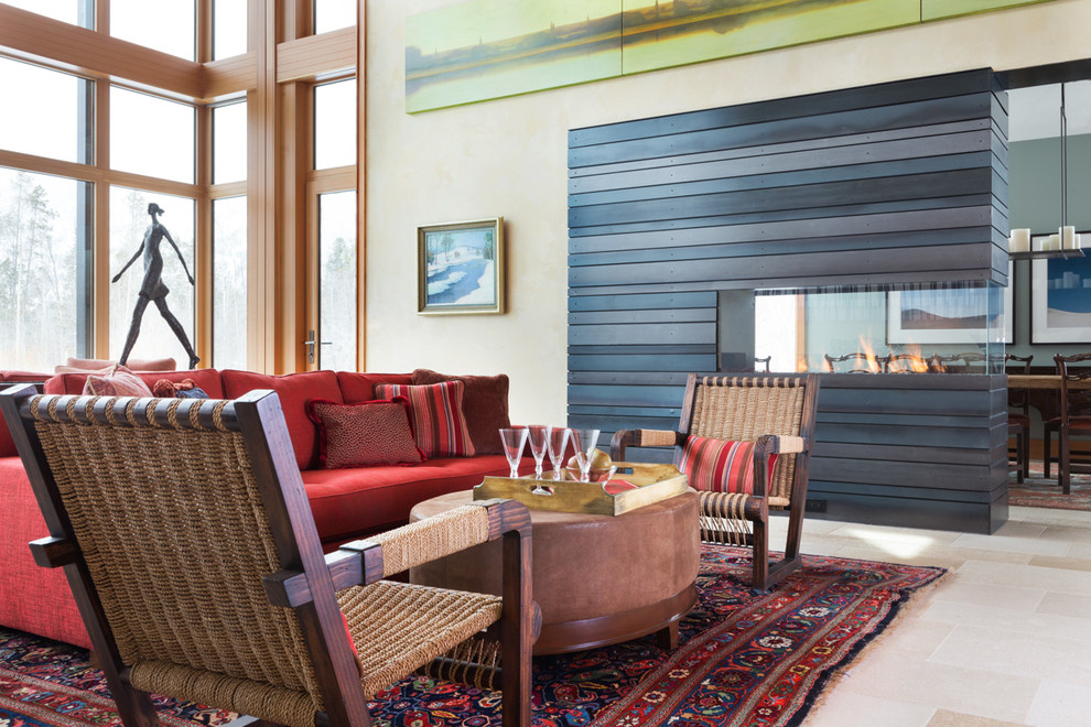 Repräsentatives, Fernseherloses Modernes Wohnzimmer mit beiger Wandfarbe, Tunnelkamin und Kaminumrandung aus Holz in Jackson