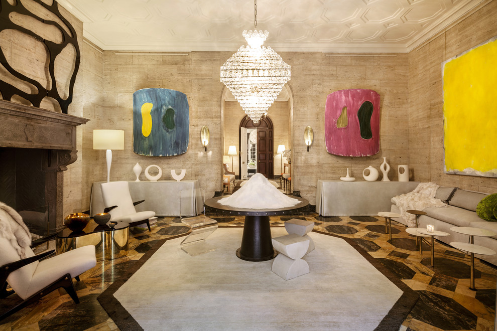Immagine di un soggiorno boho chic chiuso con sala formale, pareti beige e camino classico