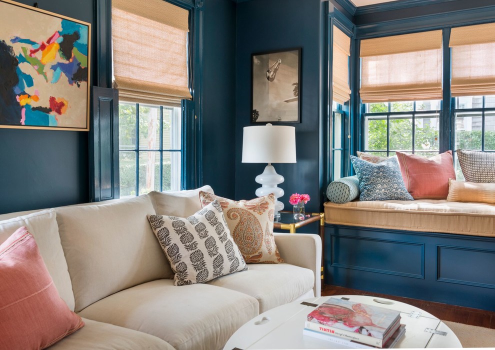 Cette image montre un salon traditionnel de taille moyenne et fermé avec une salle de réception, un mur bleu, parquet foncé, une cheminée standard, un manteau de cheminée en plâtre et aucun téléviseur.