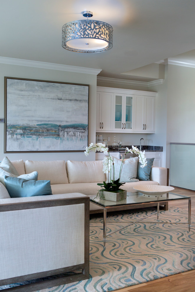 Idee per un grande soggiorno stile marinaro aperto con angolo bar, pareti beige e parquet chiaro