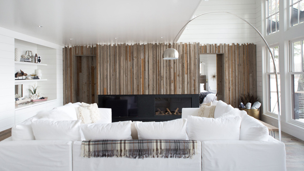 На фото: изолированная гостиная комната среднего размера в стиле неоклассика (современная классика) с белыми стенами, горизонтальным камином, фасадом камина из дерева, светлым паркетным полом и мультимедийным центром