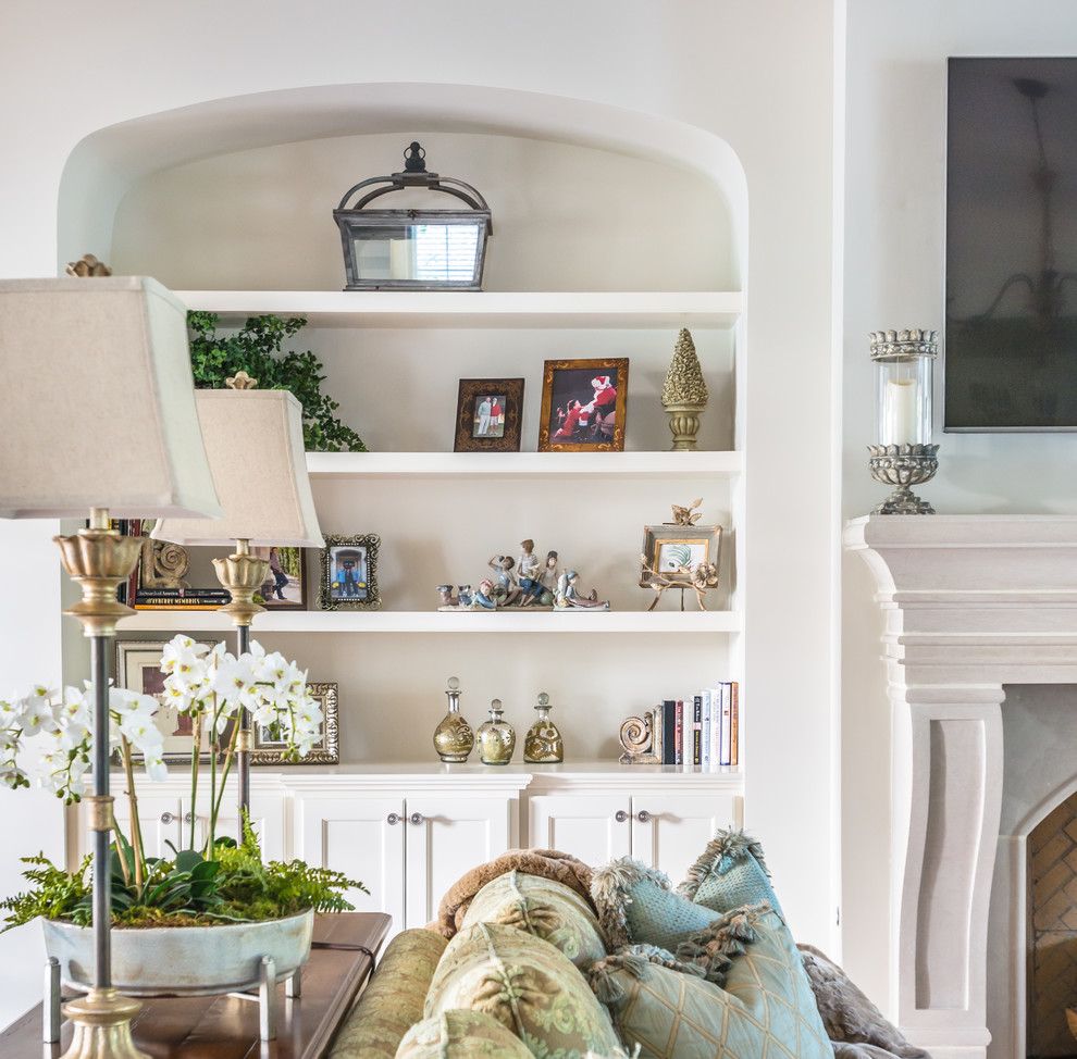 Offenes Klassisches Wohnzimmer mit weißer Wandfarbe, Kamin, Kaminumrandung aus Stein und TV-Wand in Nashville