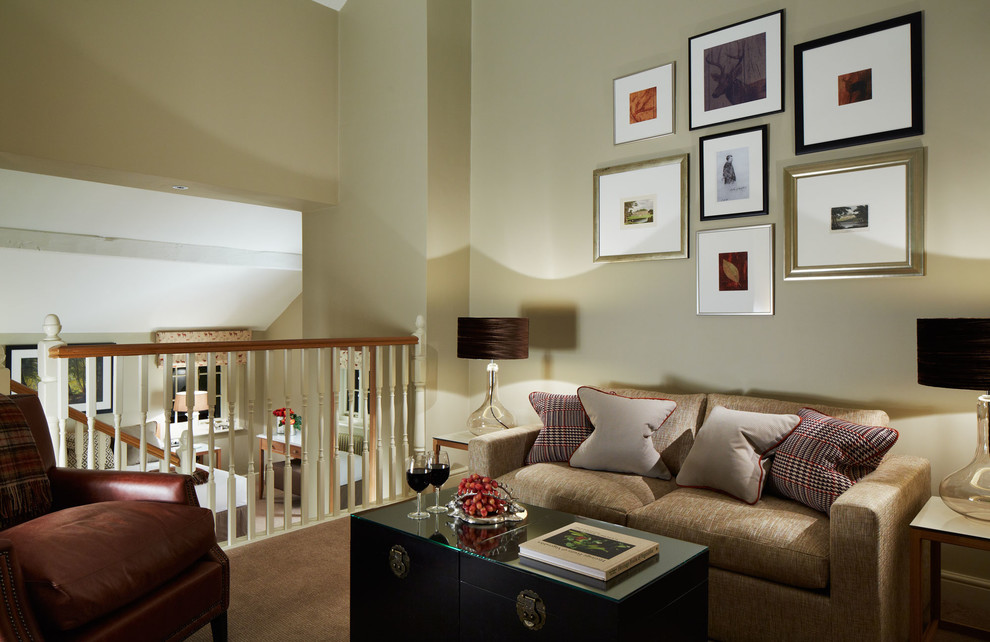 Repräsentatives, Fernseherloses Klassisches Wohnzimmer im Loft-Stil mit beiger Wandfarbe und Teppichboden in Sonstige