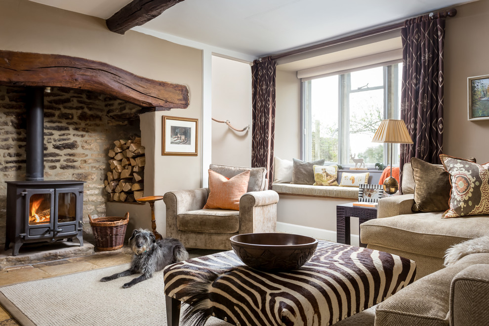 Repräsentatives Rustikales Wohnzimmer mit beiger Wandfarbe, Kaminofen und beigem Boden in Gloucestershire