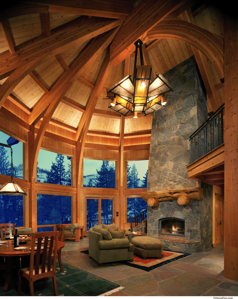 Cette photo montre un salon montagne ouvert avec une cheminée standard et un manteau de cheminée en pierre.