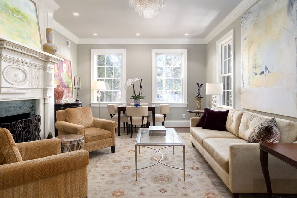Repräsentatives Klassisches Wohnzimmer mit grauer Wandfarbe, Kamin und Kaminumrandung aus Stein in Washington, D.C.