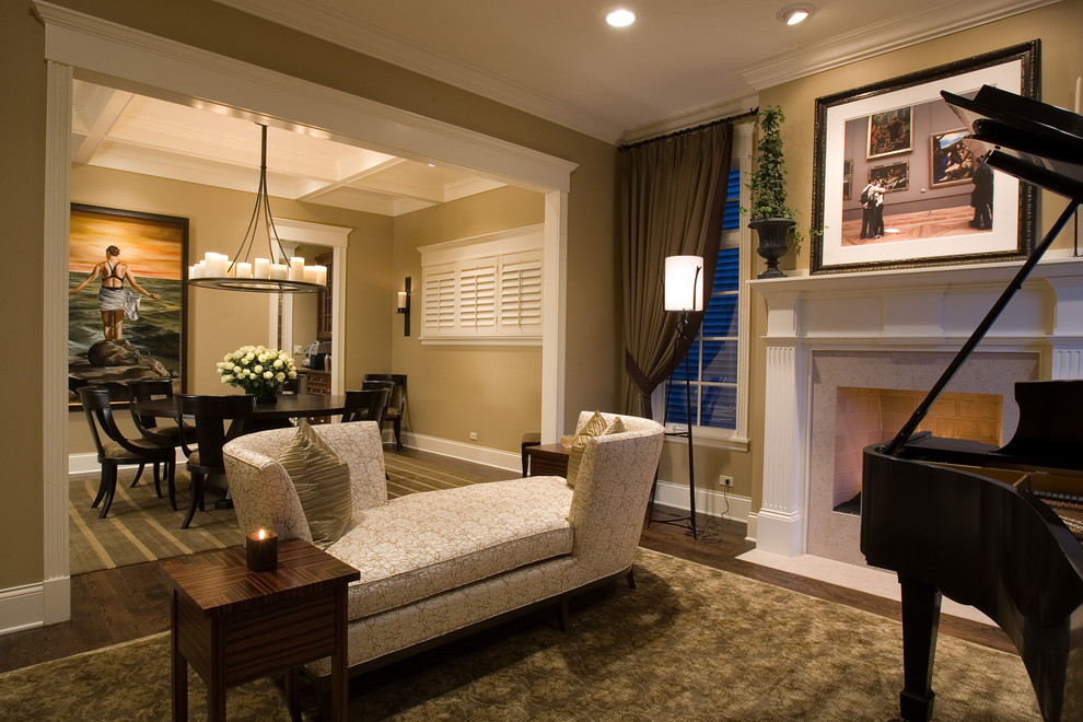 Klassisches Wohnzimmer mit beiger Wandfarbe und Kamin in Chicago