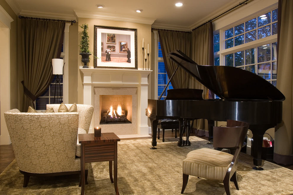 На фото: гостиная комната в классическом стиле с музыкальной комнатой и ковром на полу с