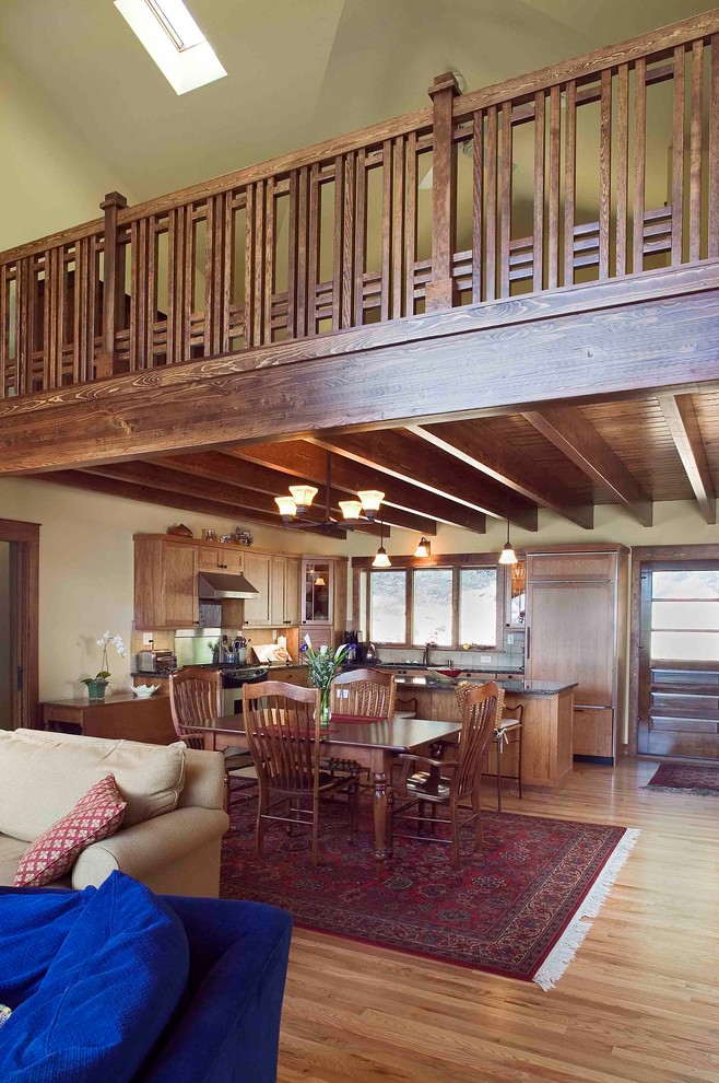 Foto di un soggiorno american style di medie dimensioni e aperto con pareti beige e pavimento in legno massello medio