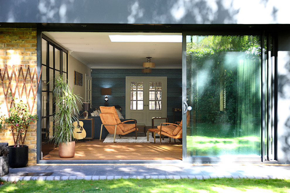 Idée de décoration pour un grand salon design avec parquet en bambou, un sol marron et du papier peint.