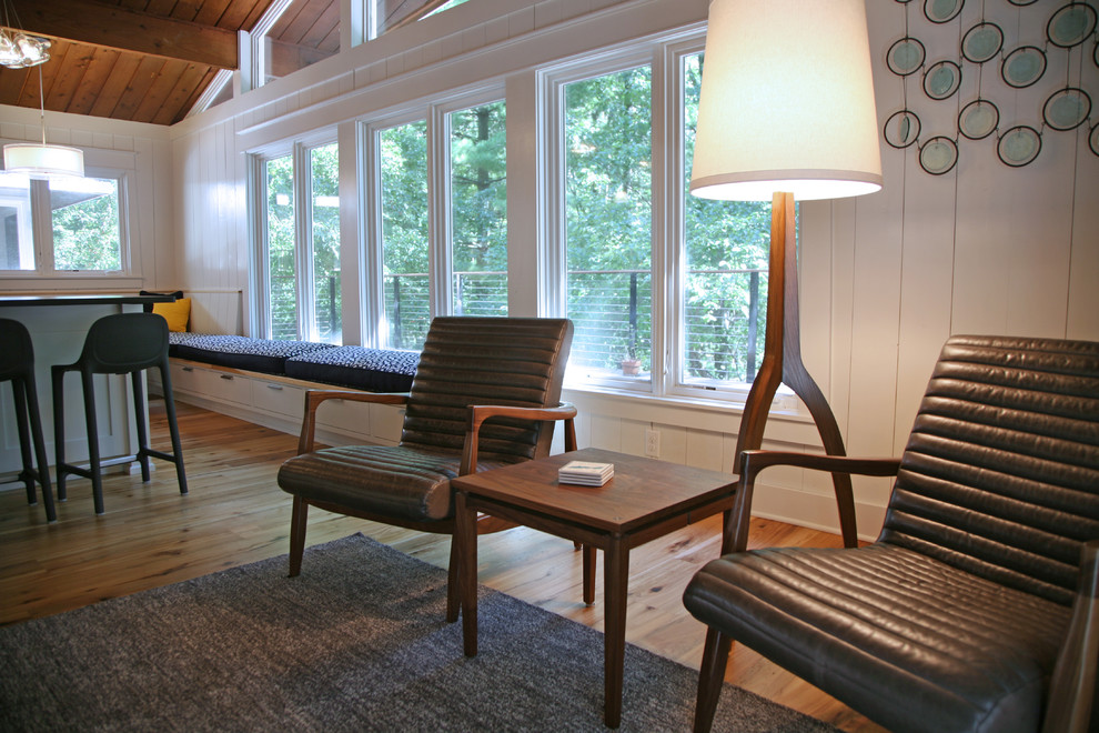 Diseño de salón abierto vintage de tamaño medio con paredes blancas y suelo de madera clara