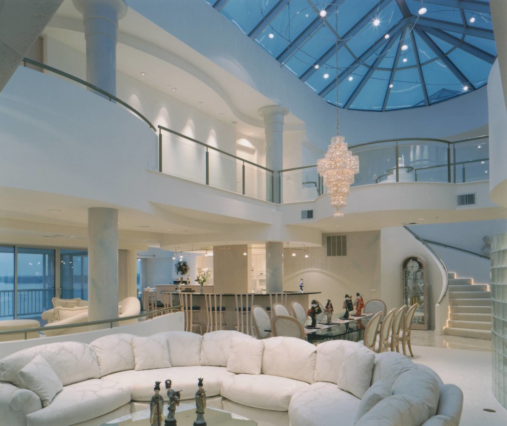 Cette photo montre un salon tendance ouvert et de taille moyenne avec un mur blanc, un sol en marbre et aucune cheminée.