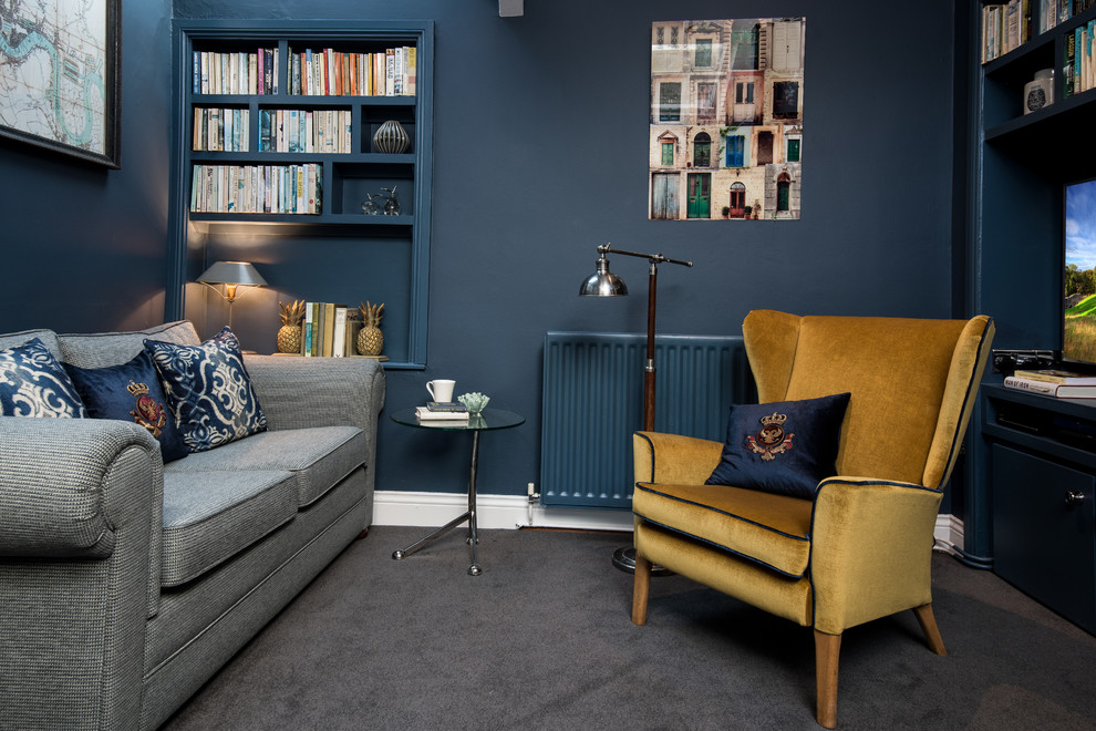 Стильный дизайн: маленькая открытая гостиная комната в стиле кантри с синими стенами, ковровым покрытием, серым полом и мультимедийным центром для на участке и в саду - последний тренд