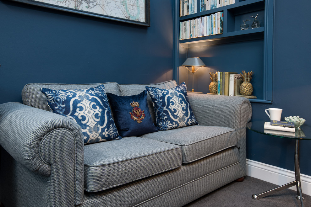 Ispirazione per un piccolo soggiorno minimal aperto con pareti blu, moquette, pavimento grigio e parete attrezzata