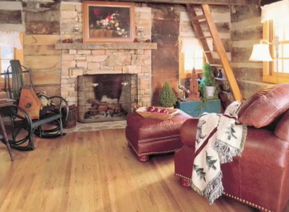 Kleines, Repräsentatives, Fernseherloses, Abgetrenntes Rustikales Wohnzimmer mit beiger Wandfarbe, braunem Holzboden, Kamin, Kaminumrandung aus Stein und braunem Boden in Chicago