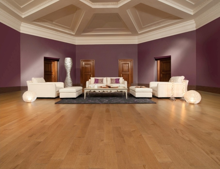 Modelo de salón para visitas cerrado actual grande sin chimenea y televisor con paredes púrpuras, suelo de madera clara y suelo beige
