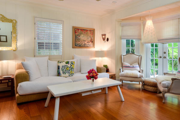 Repräsentatives, Fernseherloses Modernes Wohnzimmer ohne Kamin mit weißer Wandfarbe und hellem Holzboden in Miami