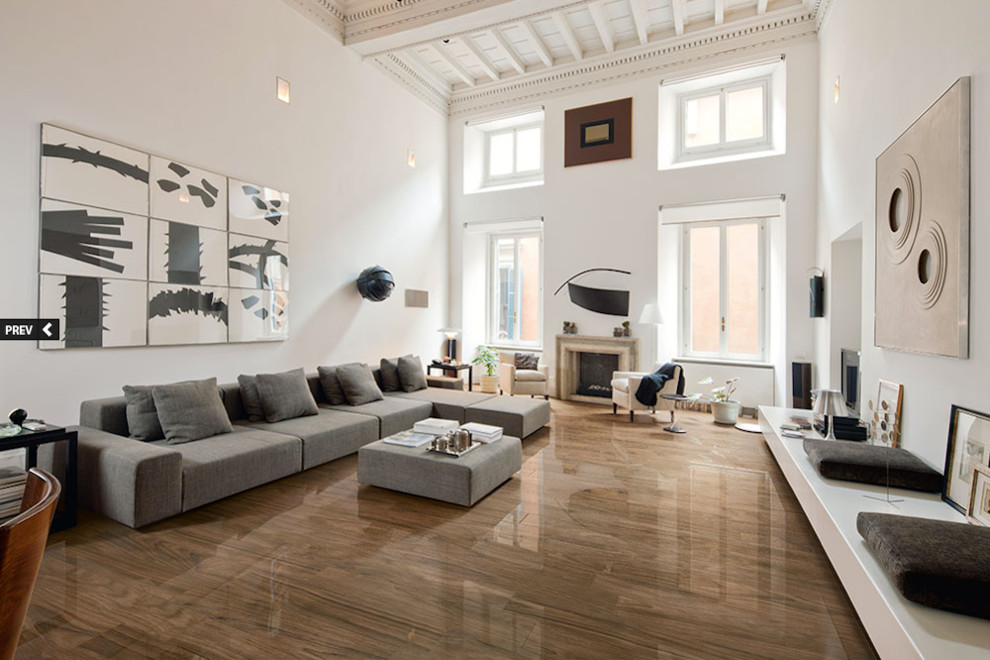Modelo de salón retro grande con paredes blancas, suelo de madera oscura y suelo marrón