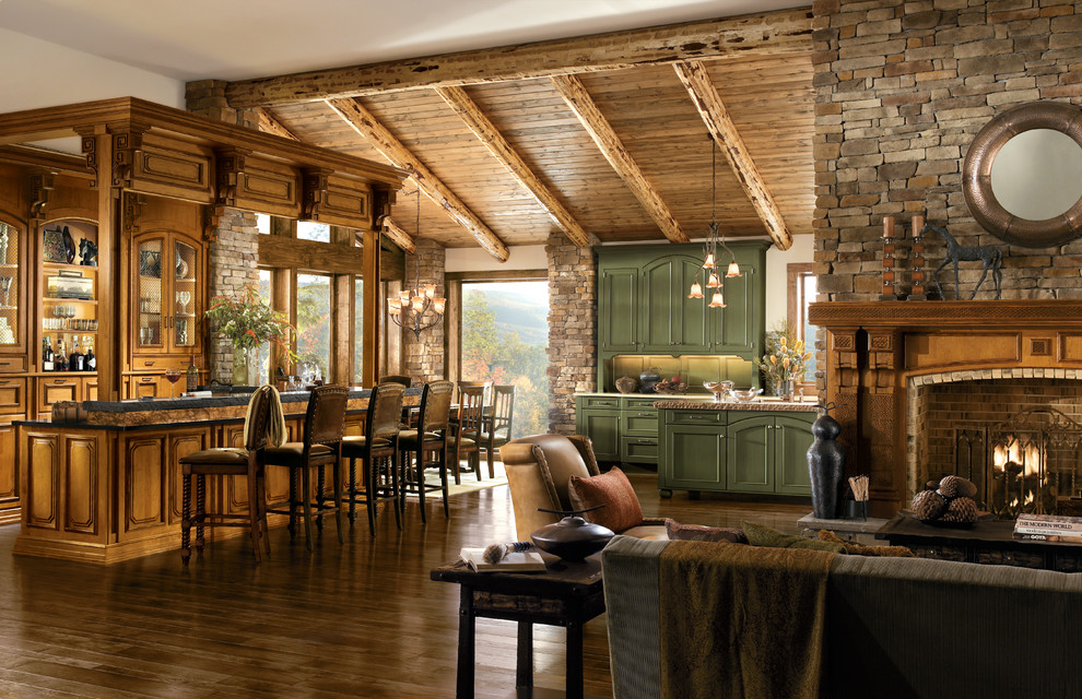 Aménagement d'un grand salon montagne ouvert avec un bar de salon, un mur blanc, un sol en bois brun, une cheminée standard et un manteau de cheminée en pierre.