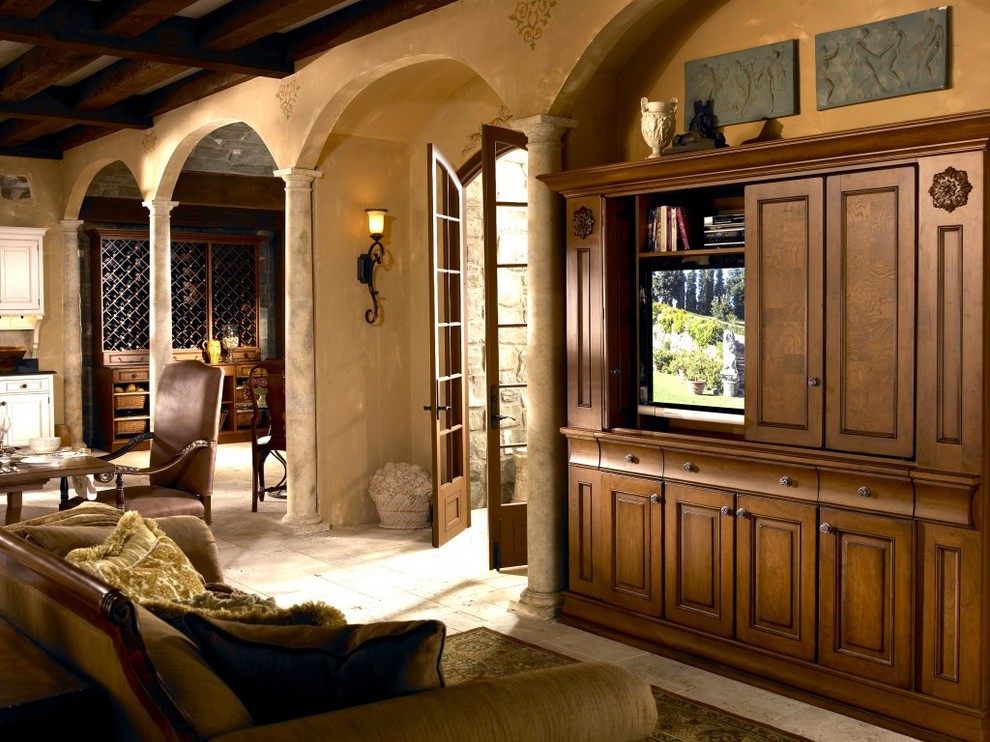 Inredning av ett medelhavsstil vardagsrum, med bruna väggar, klinkergolv i keramik och en fristående TV