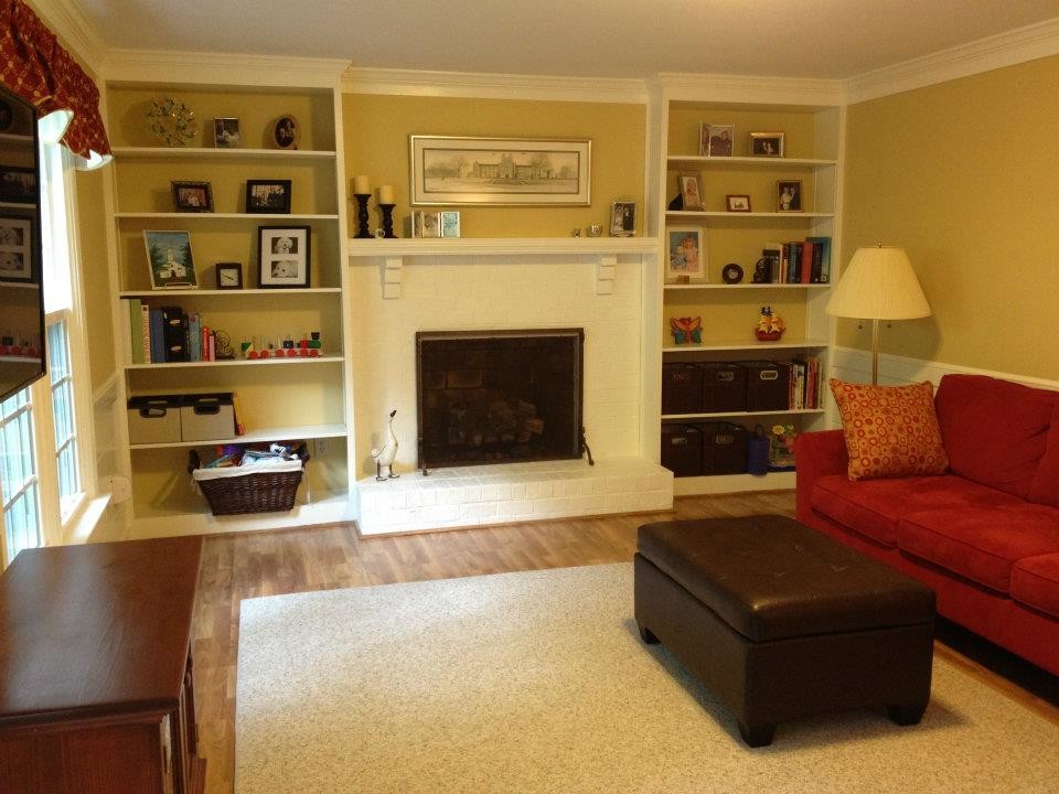 リッチモンドにある小さなトラディショナルスタイルのおしゃれなリビング (淡色無垢フローリング、標準型暖炉、レンガの暖炉まわり、テレビなし、茶色い床、茶色い壁) の写真