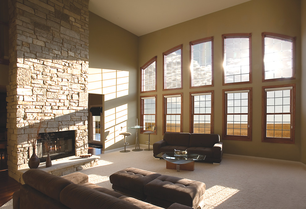 Exemple d'un grand salon chic ouvert avec un mur beige, moquette, une cheminée standard et un manteau de cheminée en pierre.