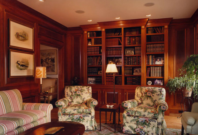 Свежая идея для дизайна: гостиная комната среднего размера в классическом стиле с с книжными шкафами и полками - отличное фото интерьера