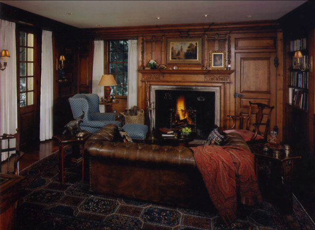 Пример оригинального дизайна: изолированная гостиная комната среднего размера в классическом стиле с фасадом камина из дерева, музыкальной комнатой и паркетным полом среднего тона