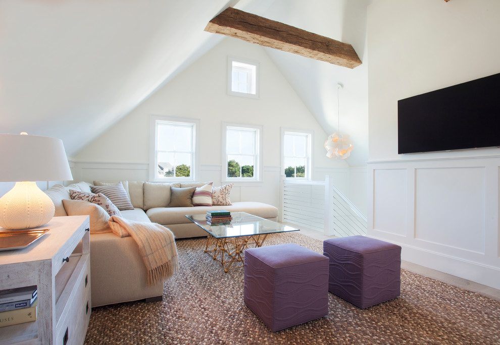 Mittelgroßes, Repräsentatives Modernes Wohnzimmer im Loft-Stil mit weißer Wandfarbe, hellem Holzboden, Kamin, Kaminumrandung aus Holz und TV-Wand in Providence