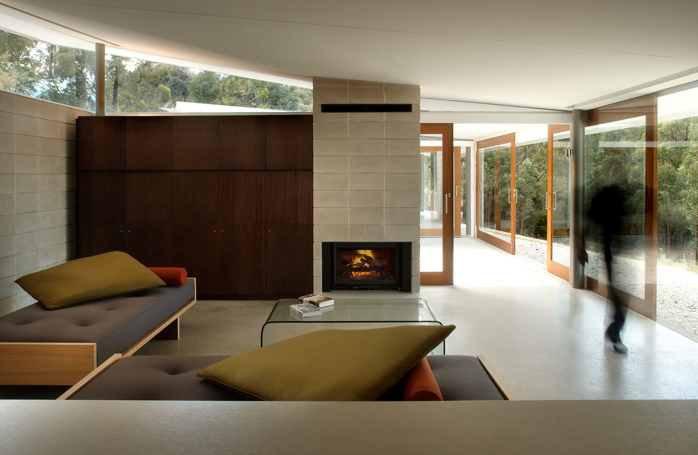 Идея дизайна: парадная, открытая гостиная комната среднего размера в современном стиле с серыми стенами, бетонным полом и стандартным камином