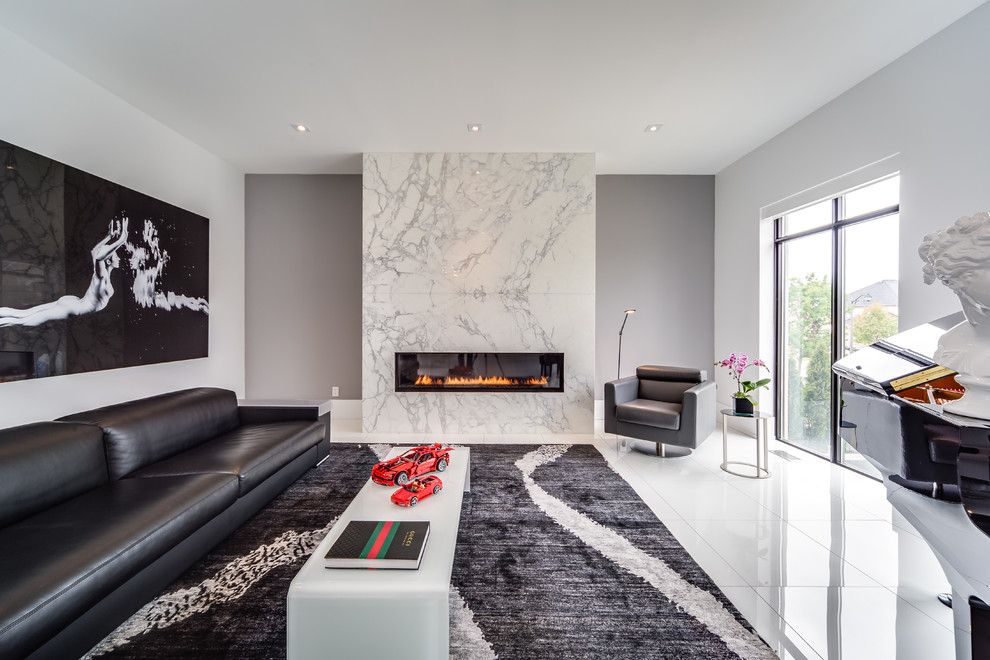 На фото: гостиная комната среднего размера в стиле модернизм с музыкальной комнатой, серыми стенами, горизонтальным камином и фасадом камина из камня с