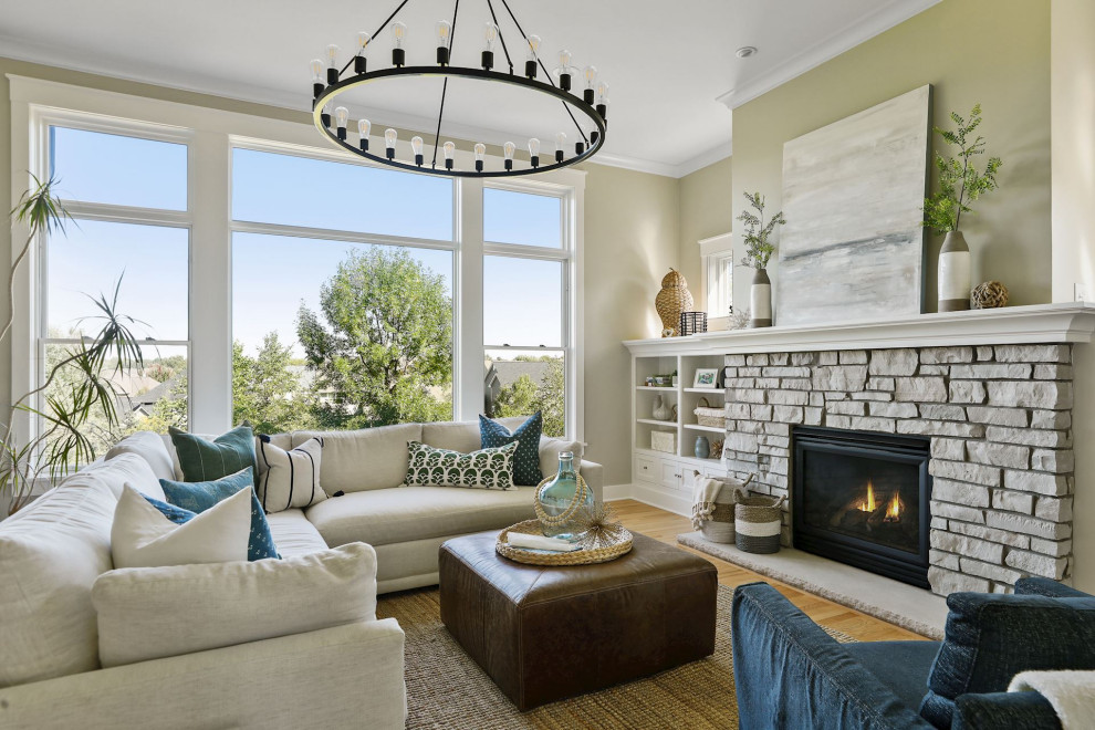На фото: гостиная комната в морском стиле с серыми стенами, светлым паркетным полом, печью-буржуйкой и фасадом камина из камня без телевизора