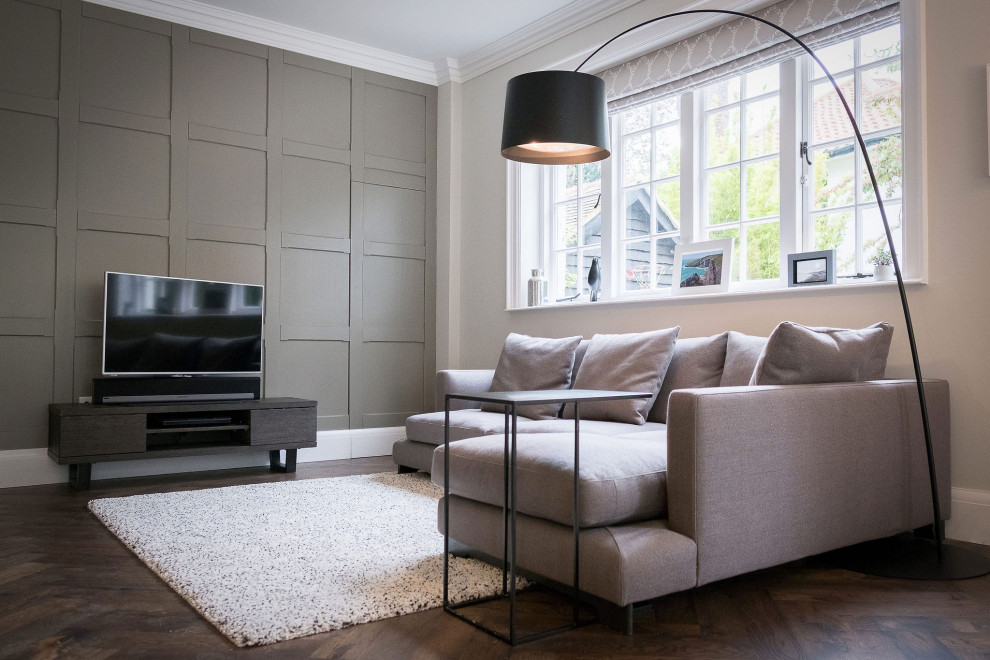 Mittelgroßes, Offenes Klassisches Wohnzimmer ohne Kamin mit grauer Wandfarbe, dunklem Holzboden, freistehendem TV und braunem Boden in Hertfordshire