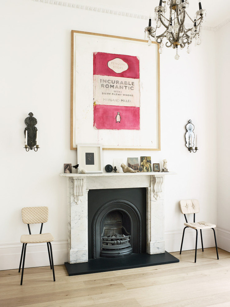 Aménagement d'un salon classique avec un mur blanc, parquet clair, une cheminée standard et un manteau de cheminée en pierre.