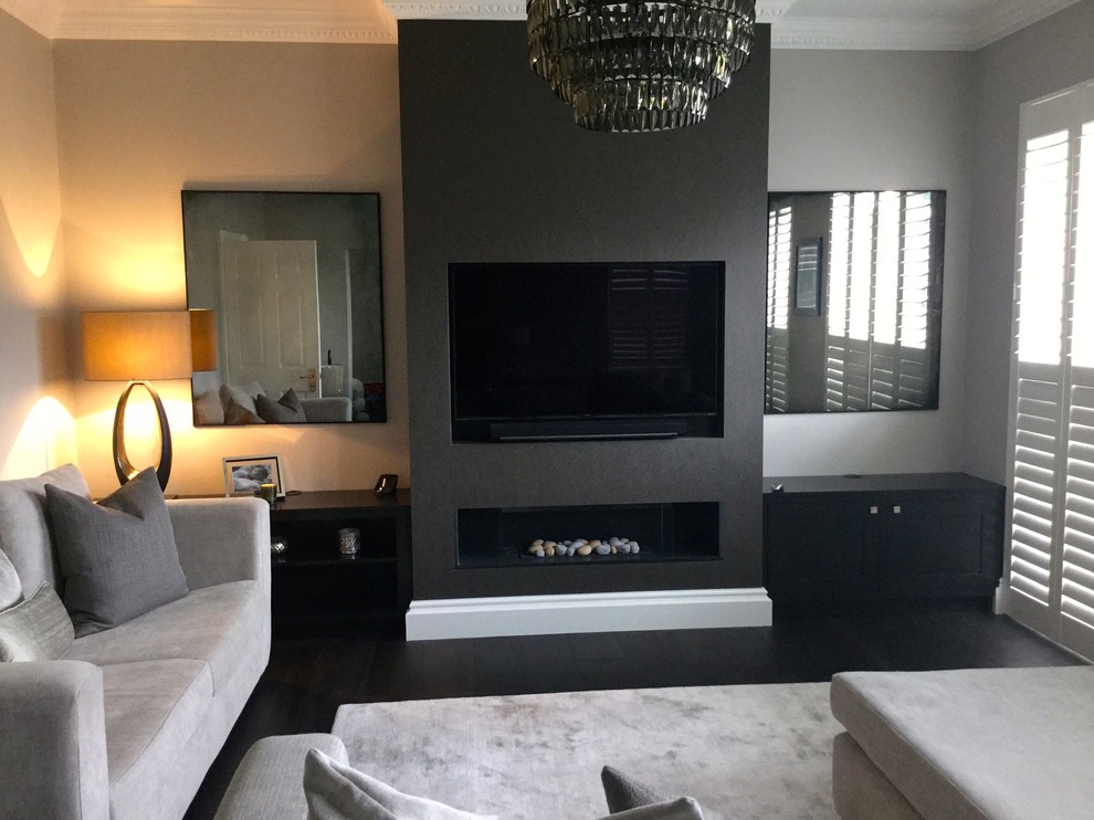 Mid-sized minimalist living room photo in London