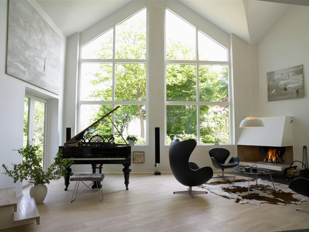 Idéer för stora minimalistiska allrum med öppen planlösning, med ett finrum, vita väggar och ljust trägolv