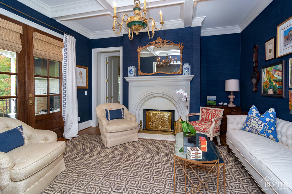 Esempio di un grande soggiorno tradizionale chiuso con sala formale, pareti blu, parquet scuro, camino classico, nessuna TV e pavimento marrone