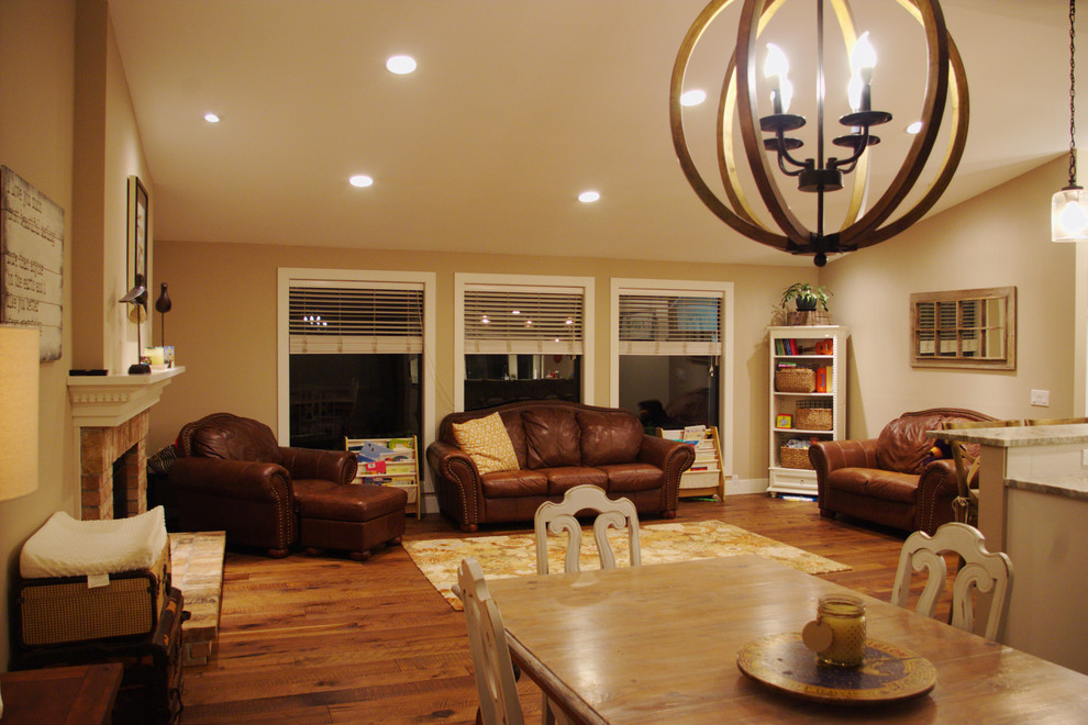 Mittelgroßes, Offenes Landhausstil Wohnzimmer mit beiger Wandfarbe und braunem Holzboden in Seattle