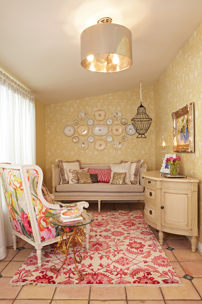 Kleines Klassisches Wohnzimmer mit gelber Wandfarbe in Los Angeles