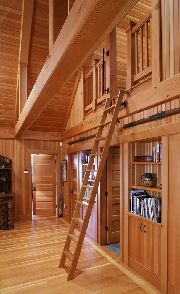 Cette image montre un salon chalet avec une bibliothèque ou un coin lecture.