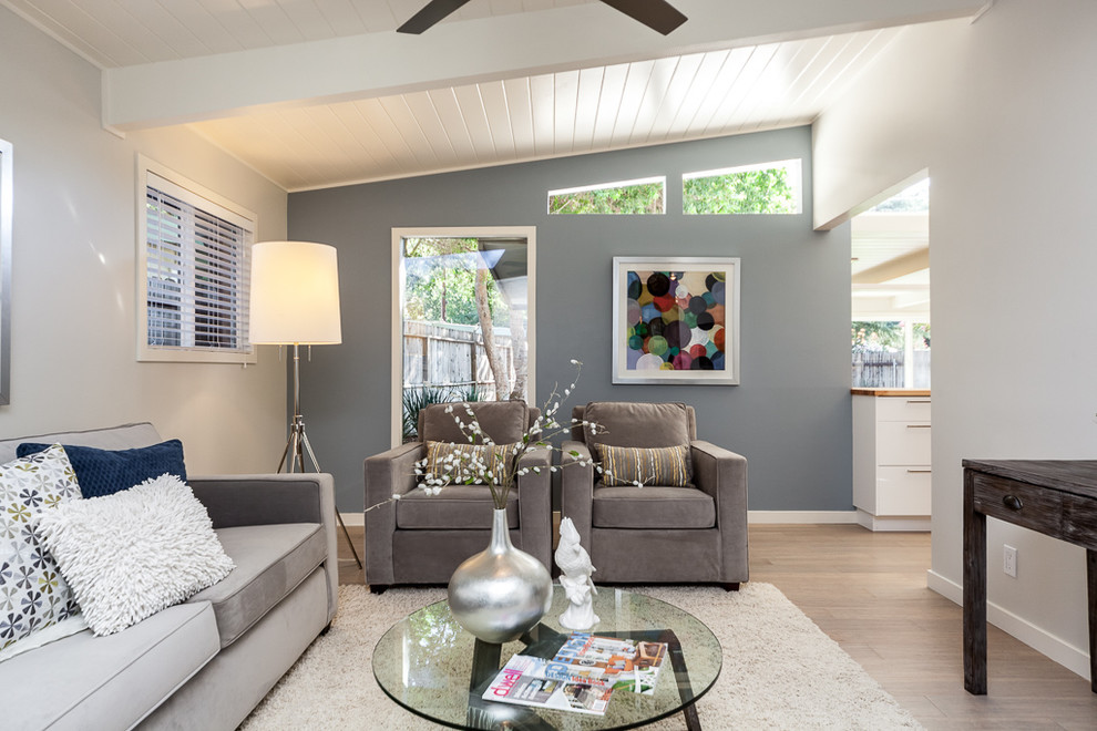 Immagine di un soggiorno minimalista di medie dimensioni e chiuso con sala formale, pareti blu e pavimento in bambù