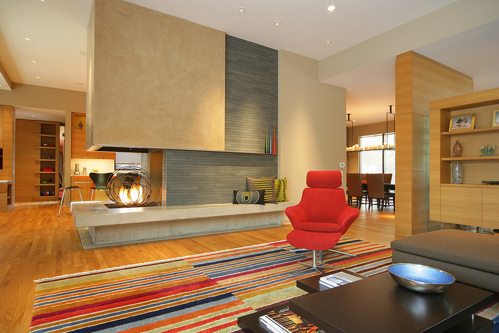 Стильный дизайн: гостиная комната в современном стиле с двусторонним камином - последний тренд