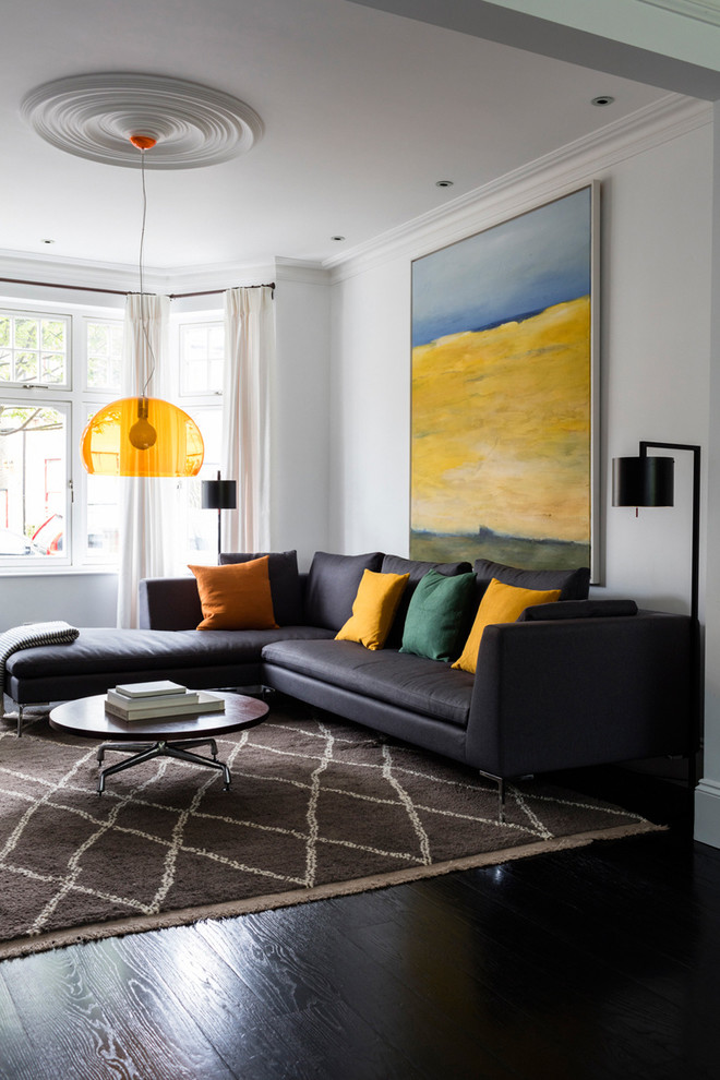 Modernes Wohnzimmer mit weißer Wandfarbe, dunklem Holzboden und schwarzem Boden in London